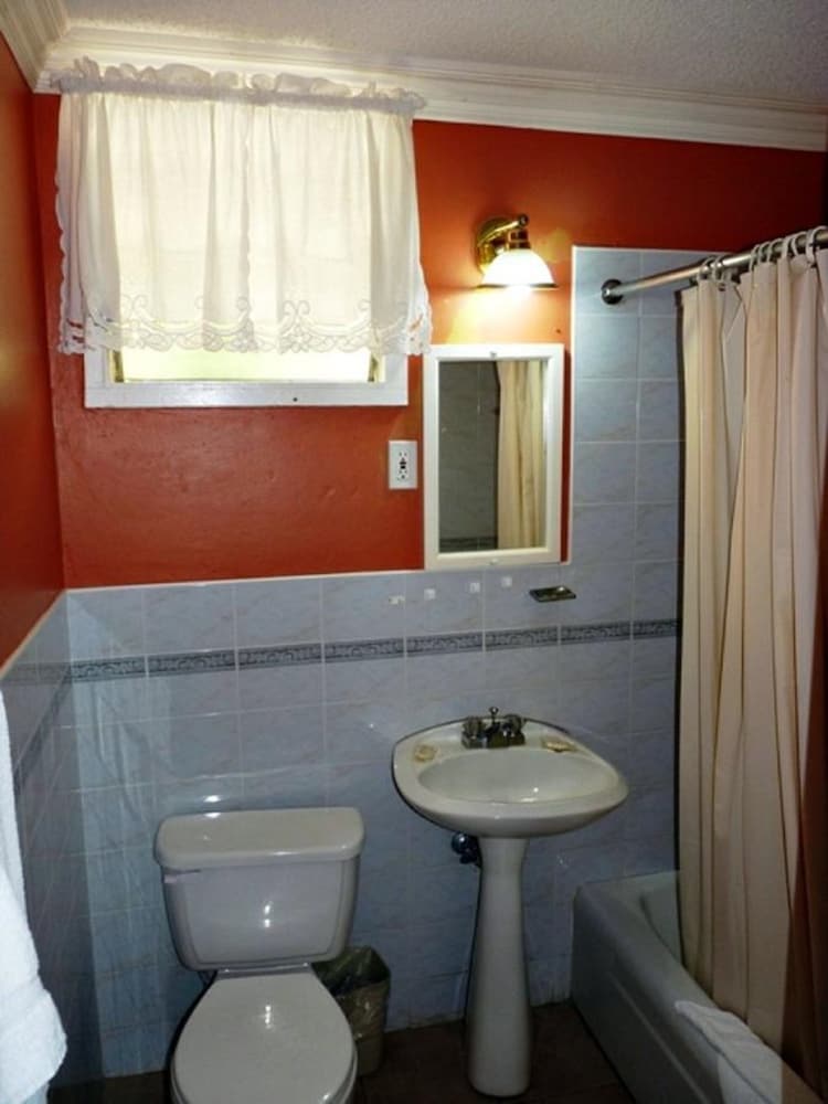 Фото The Mandeville Hotel