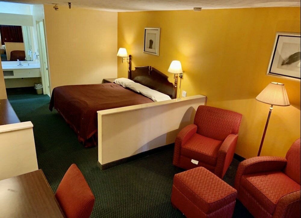 Фото Deluxe Inn & Suites