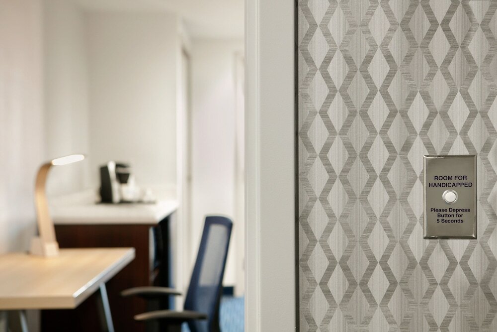 Фото Holiday Inn Express Hotel & Suites Norfolk Airport