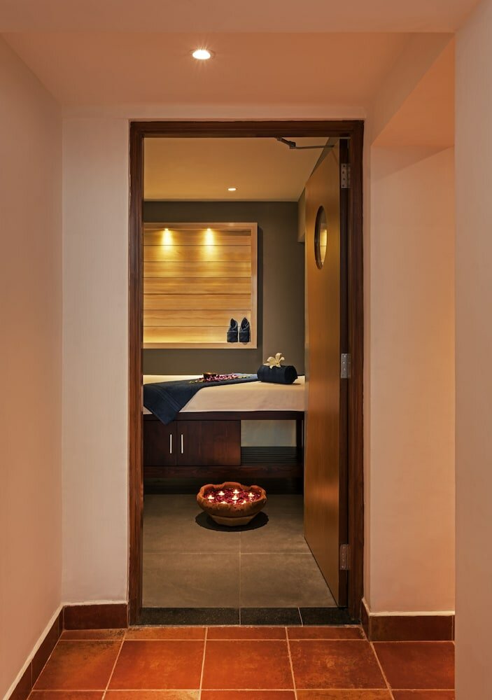 Фото Zone by The Park Bani Park Jaipur