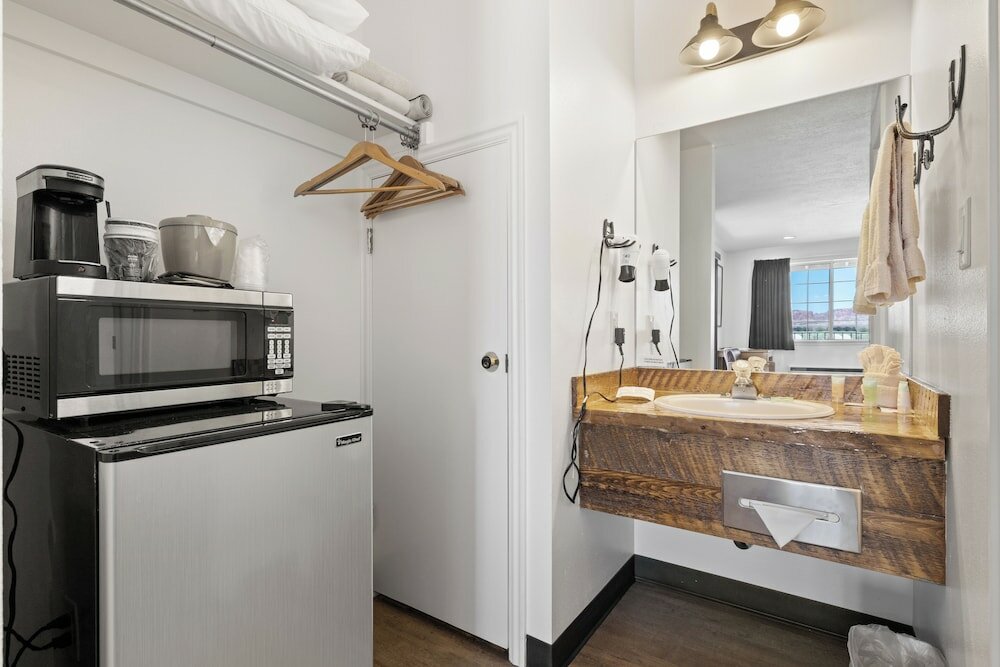 Фото Broken Spur Inn & Steakhouse