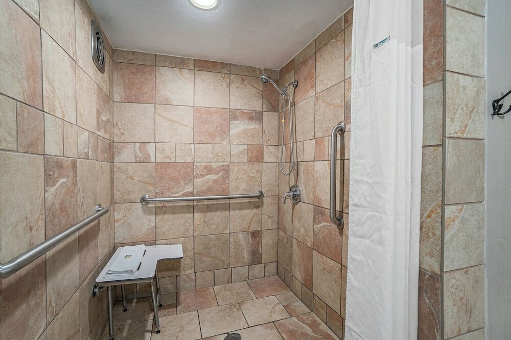 Фото Travelodge by Wyndham Traverse City Mi