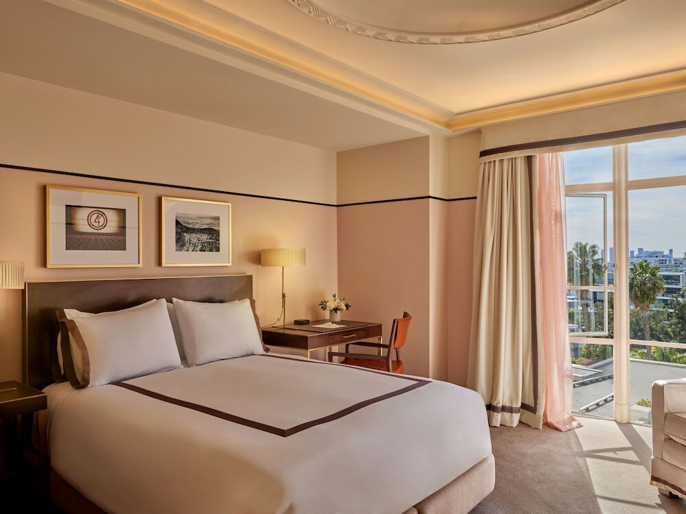 Фото Sunset Tower Hotel