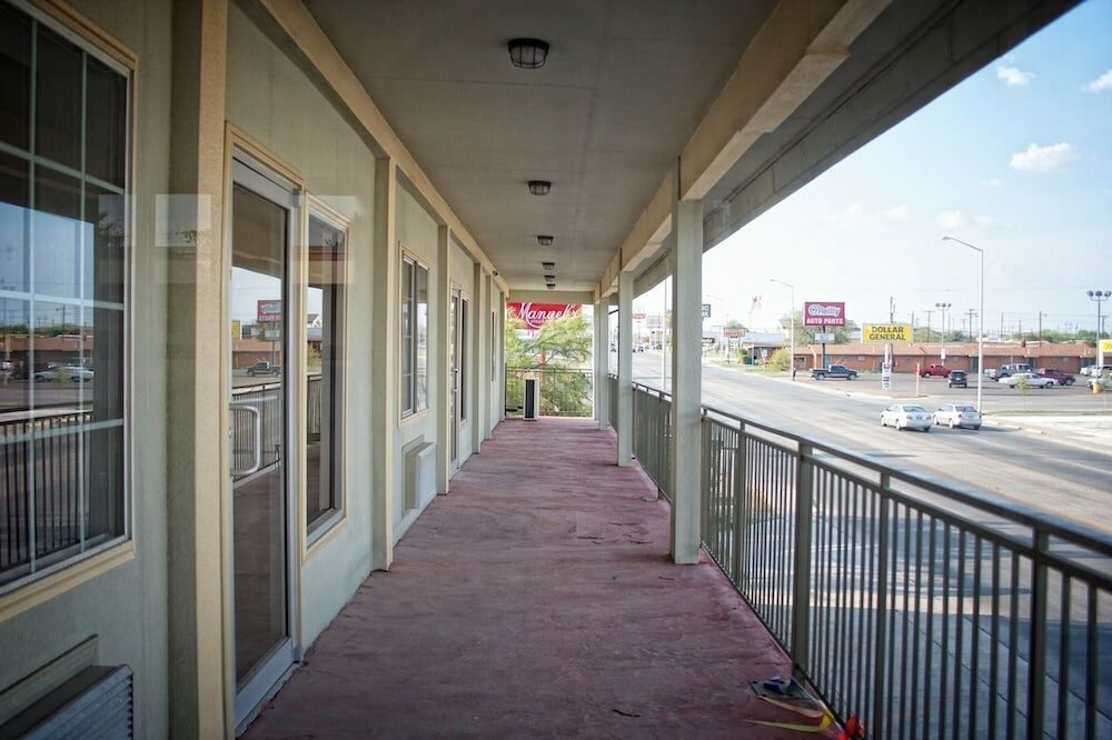 Фото Whispering Palms Inn