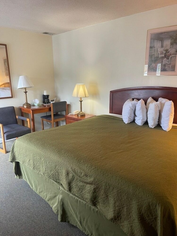 Фото Knights Inn Mackinaw City