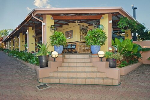 Гостиница Cherry Tree Cottage Linden Bed and Breakfast в Йоханнесбурге