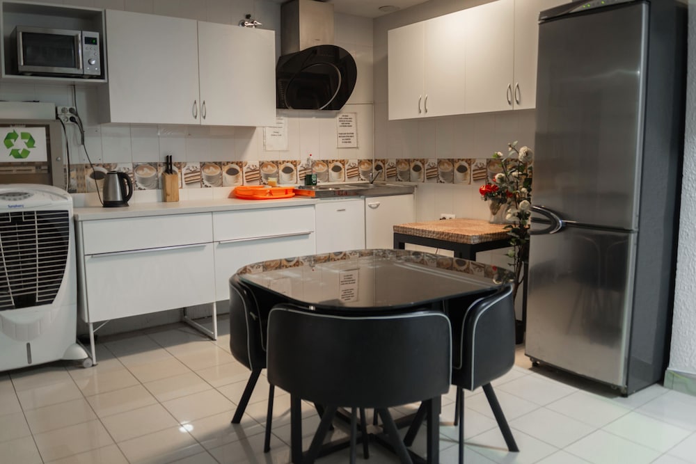 Фото Go Bcn Hostal Ideal Badal - Hostel