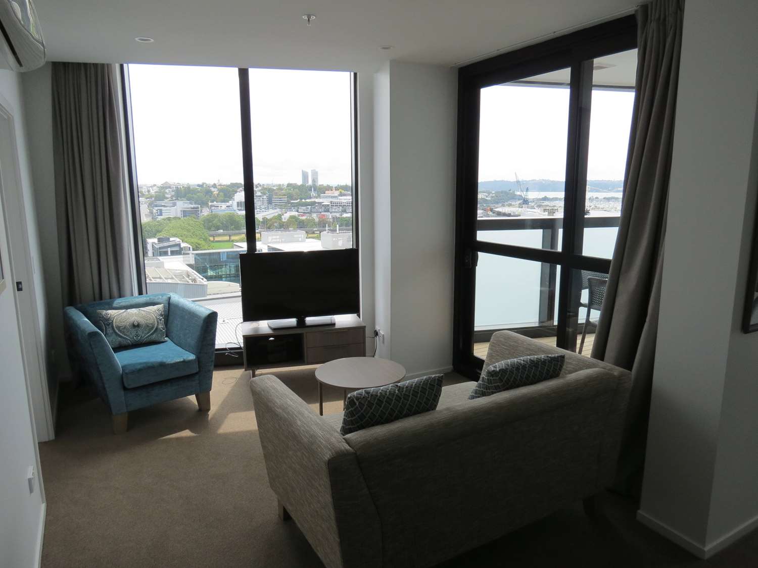 Фото Ramada Suites by Wyndham Victoria Street West