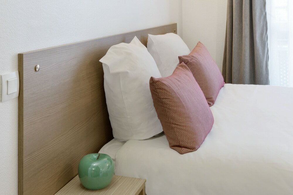 Фото Comfort Aparthotel Versailles Saint Cyr Lecole 