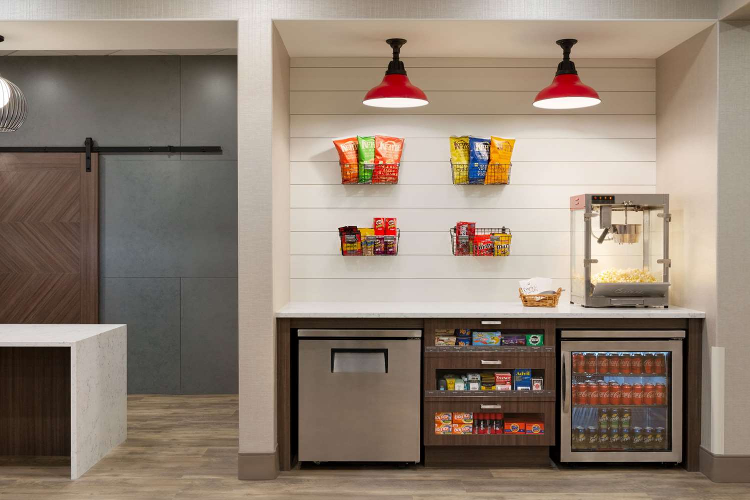 Фото Ramada by Wyndham Airdrie Hotel and Suites