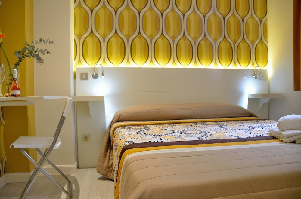 Фото Far Home Plaza Mayor Hostel