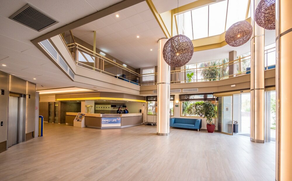 Фото Golden Avenida Family Suites