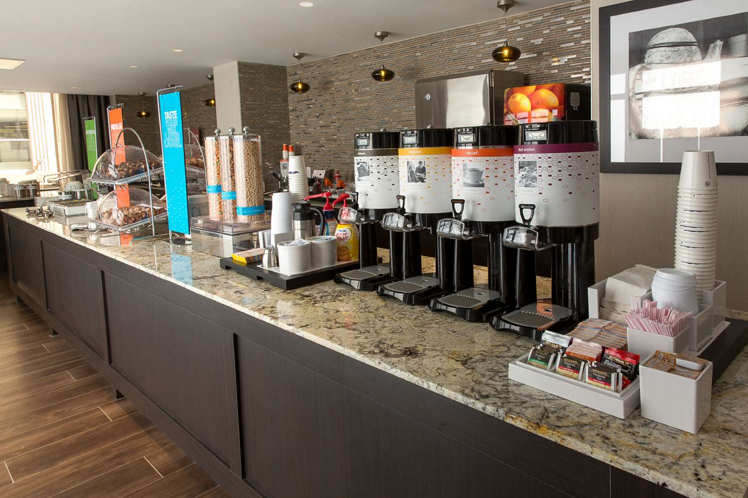 Фото Hampton Inn & Suites Dallas Downtown