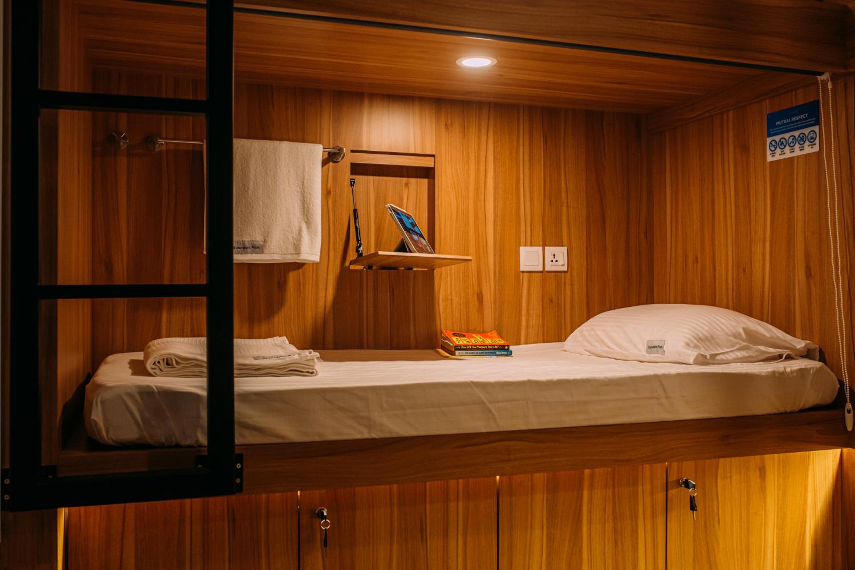 Фото Bluewaters Pods 38 Hongkong St - Hostel