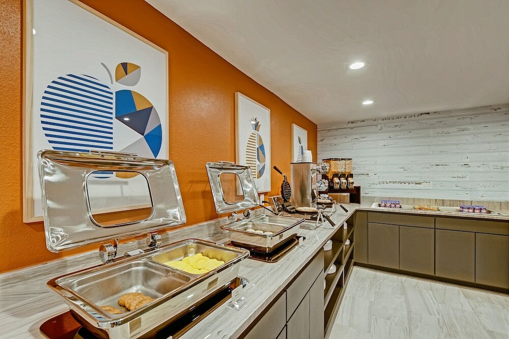 Фото Orangewood Inn & Suites Midtown