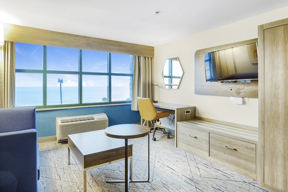 Фото Holiday Inn Express Gulfport Beach, an Ihg Hotel