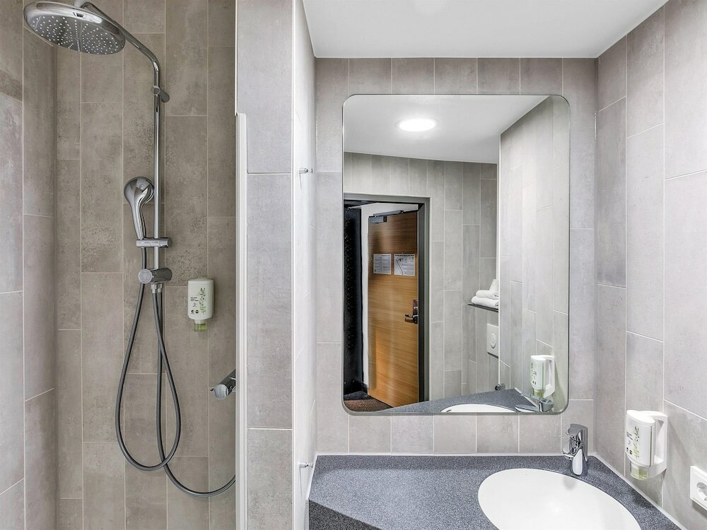 Фото B&b Hotel Hamburg-Harburg