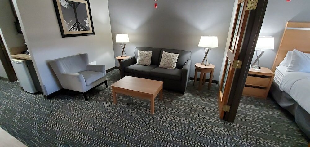 Фото Wingate by Wyndham Lethbridge