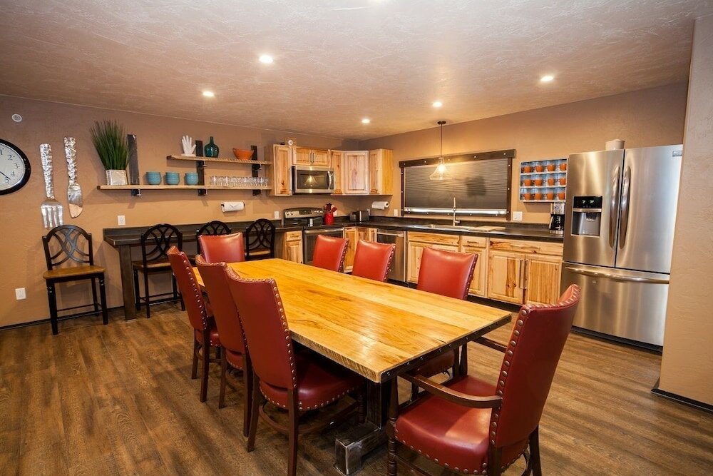 Фото Log Cabin Lodge & Suites