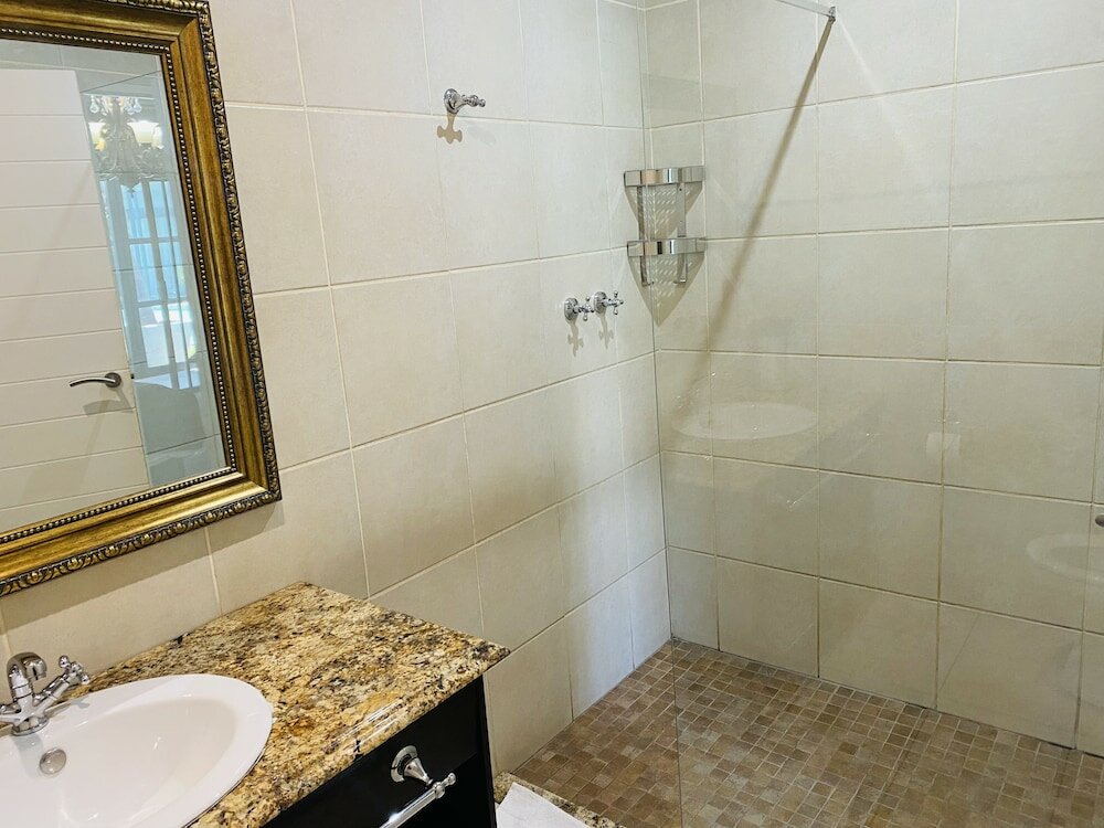 Фото The Halfway House Hotel