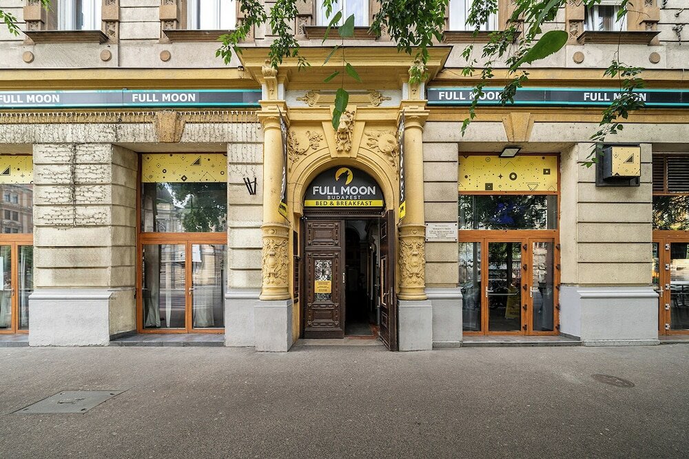 Фото Full Moon Budapest