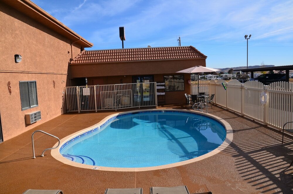 Фото Howard Johnson Hotel & Suites by Wyndham St. George