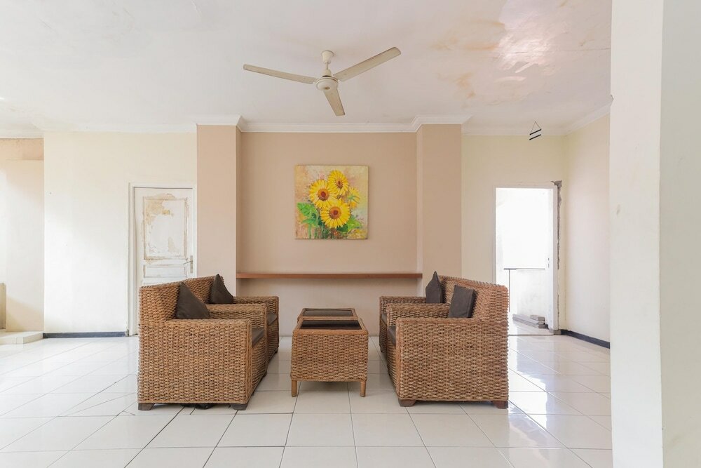 Фото RedDoorz near Gubeng Station