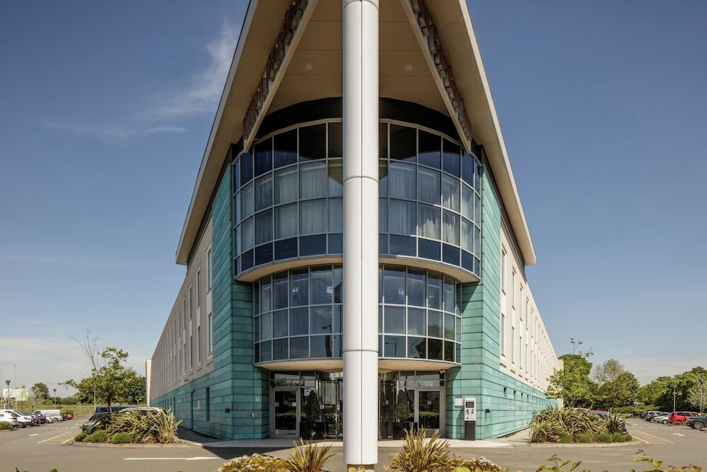 Фото Hilton Garden Inn Luton North