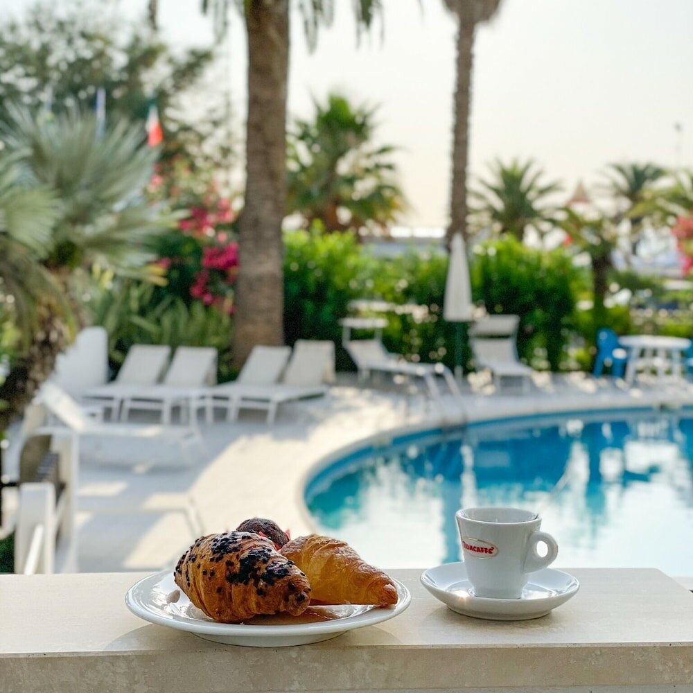 Фото International