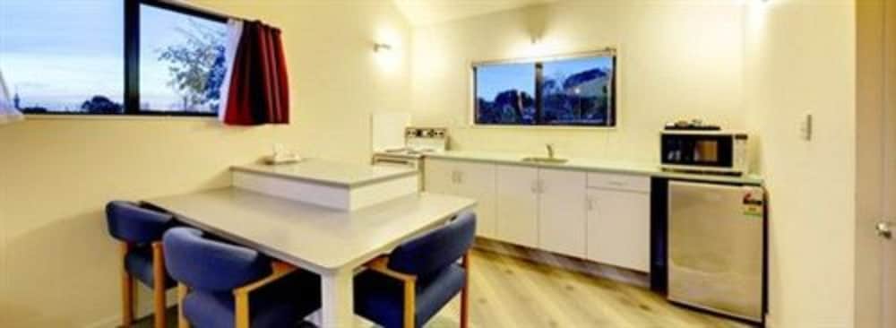 Фото Rayland Epsom Motel