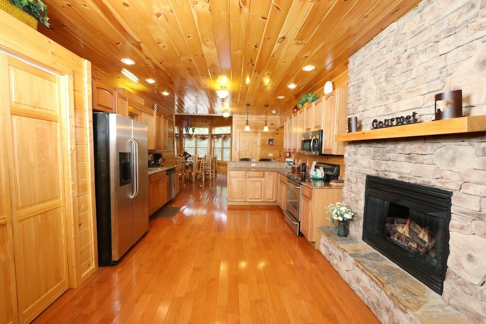 Фото Majestic Manor - Five Bedroom Cabin