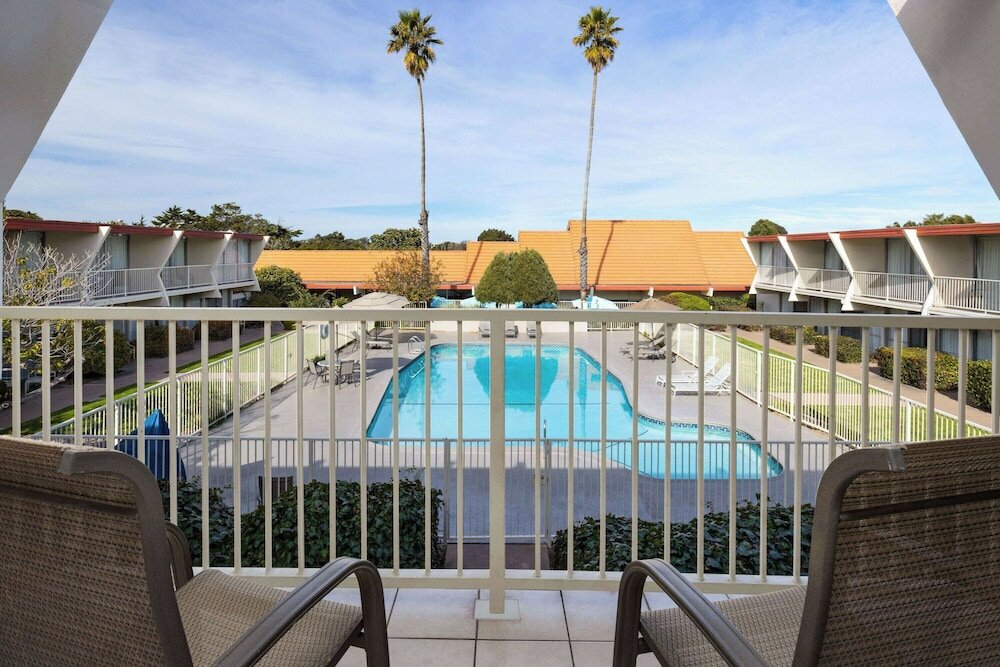 Фото Travelodge by Wyndham Monterey Bay