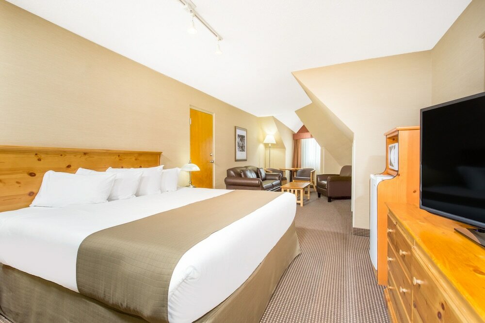 Фото Canmore Inn & Suites