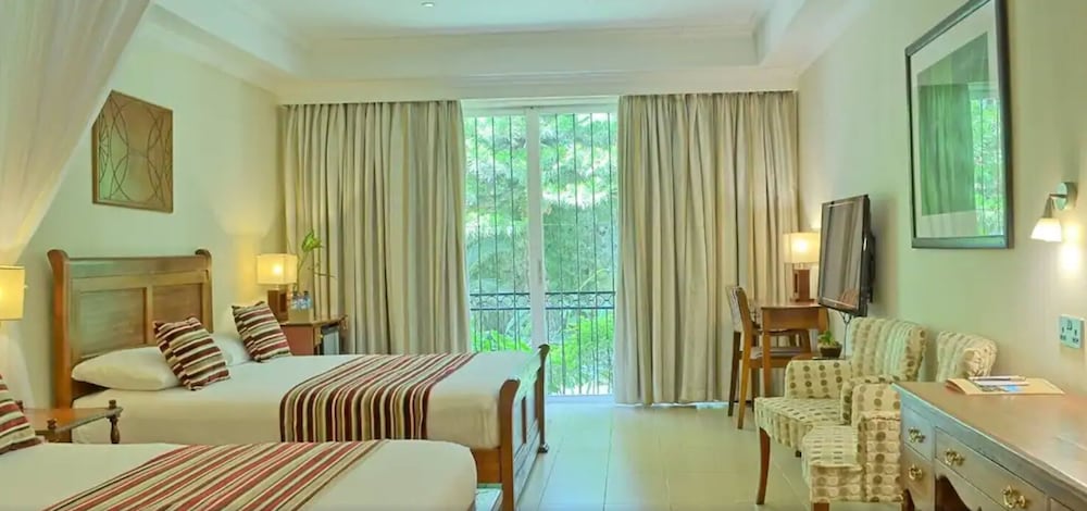 Фото Sovereign Hotel