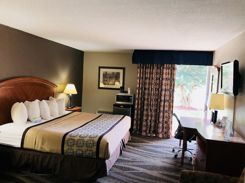 Фото Days Inn by Wyndham Charlotte/Woodlawn Near Carowinds