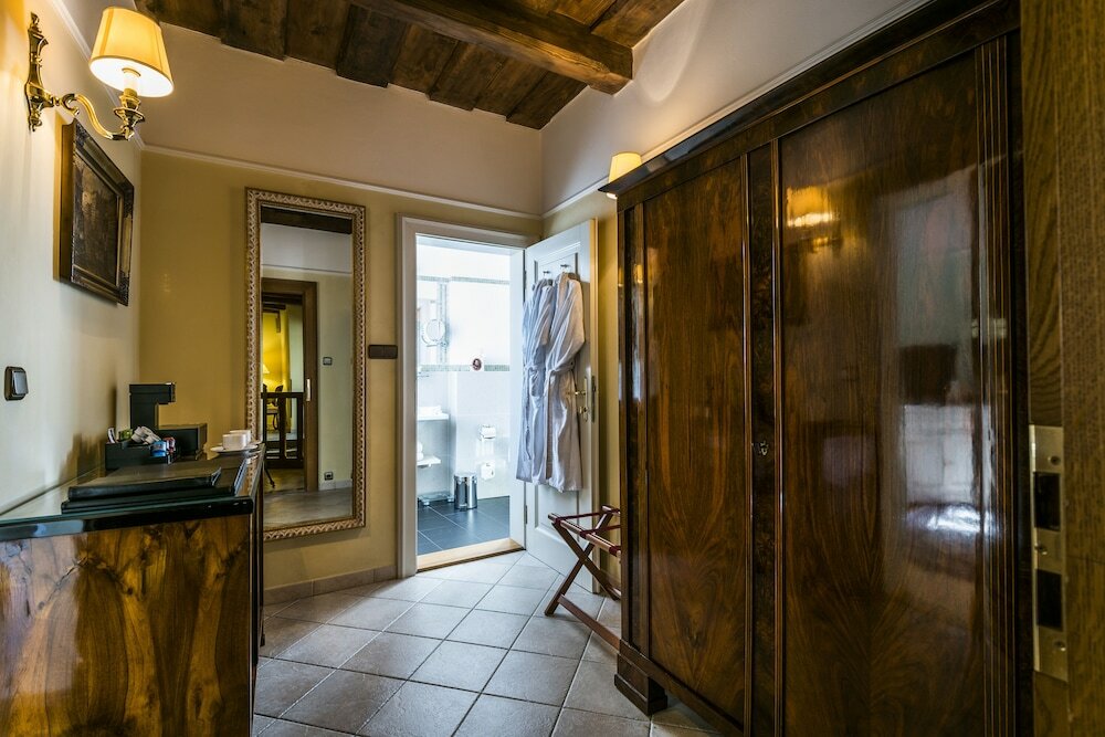 Фото Golden Well Hotel