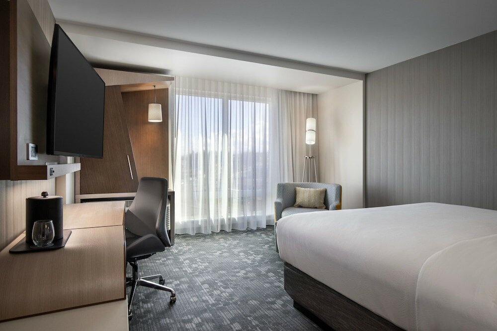 Фото Courtyard by Marriott Nanaimo