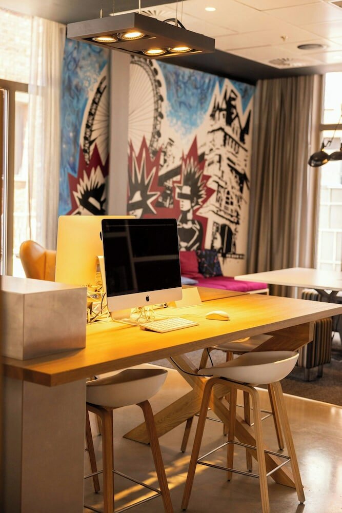 Фото Moxy London Excel