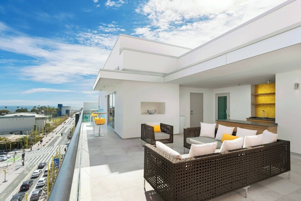 Фото Courtyard by Marriott Santa Monica