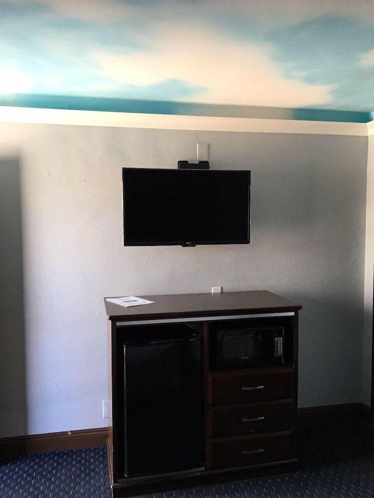 Фото Hollywood Palms Inn and Suites