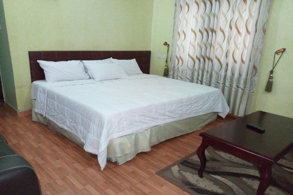 Фото First Laurel Hotel & Suites