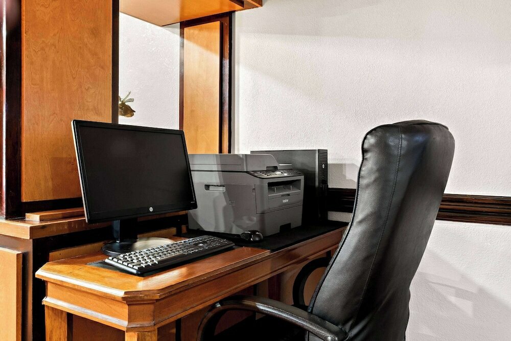 Фото Days Inn & Suites by Wyndham Warren