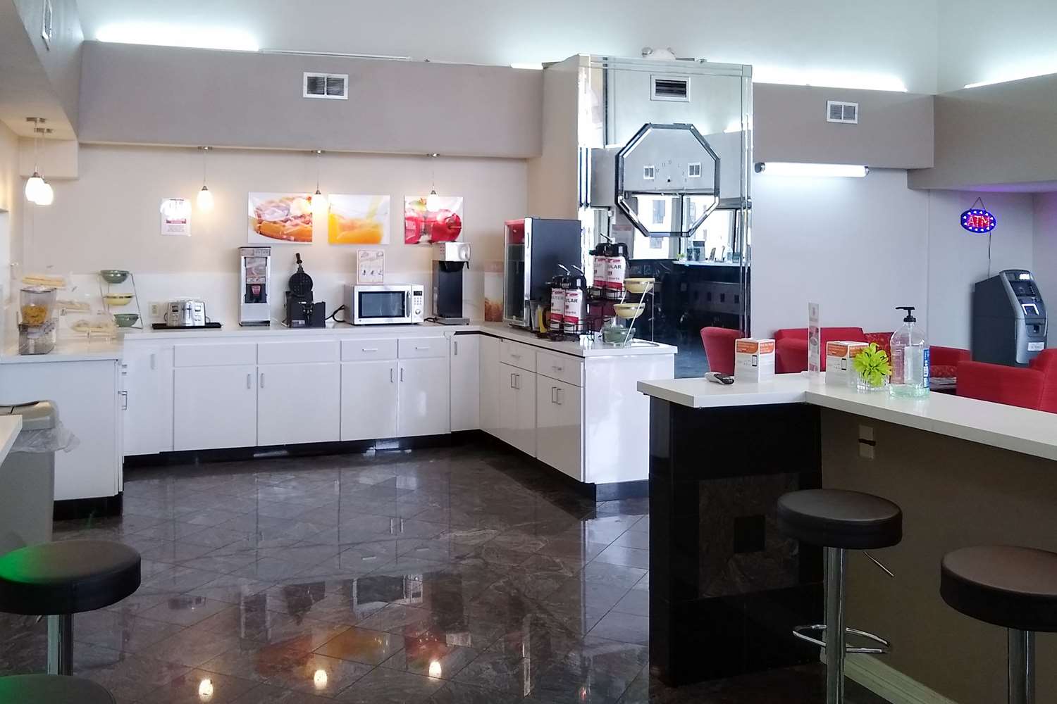 Фото Econo Lodge Inn & Suites West - Energy Corridor