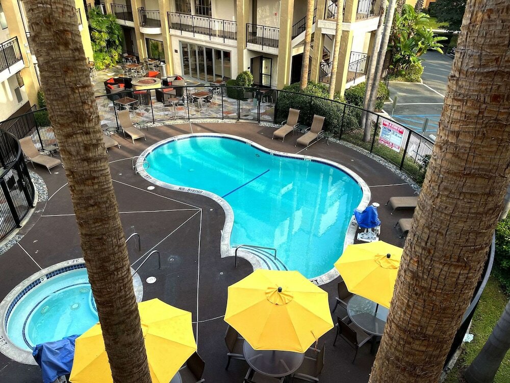 Фото Comfort Inn & Suites Orange County John Wayne Airport