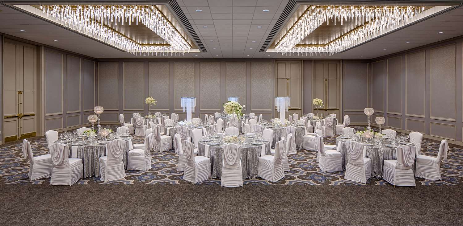 Фото DoubleTree by Hilton Hotel Houston - Greenway Plaza