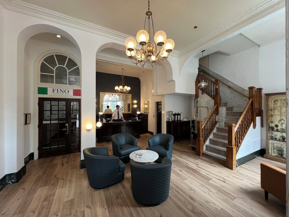 Фото The Andrews Hotel