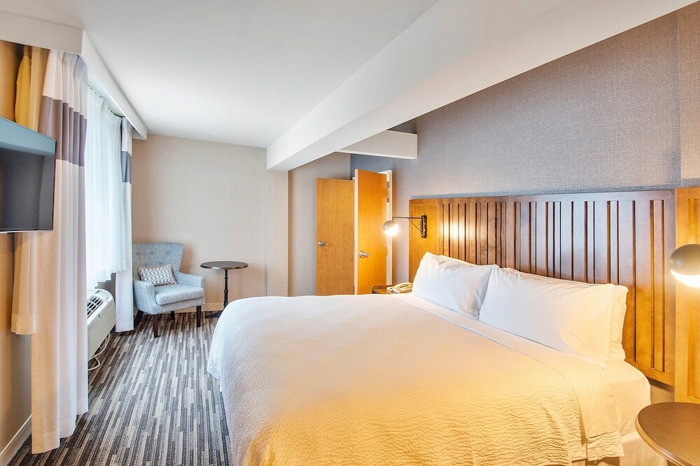 Фото Four Points by Sheraton Melville Long Island