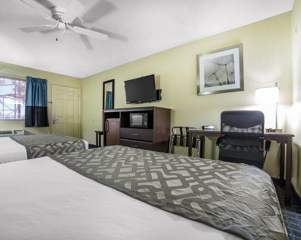 Фото Rodeway Inn & Suites