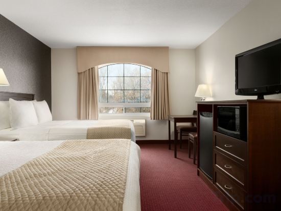Фото Days Inn & Suites by Wyndham Brandon