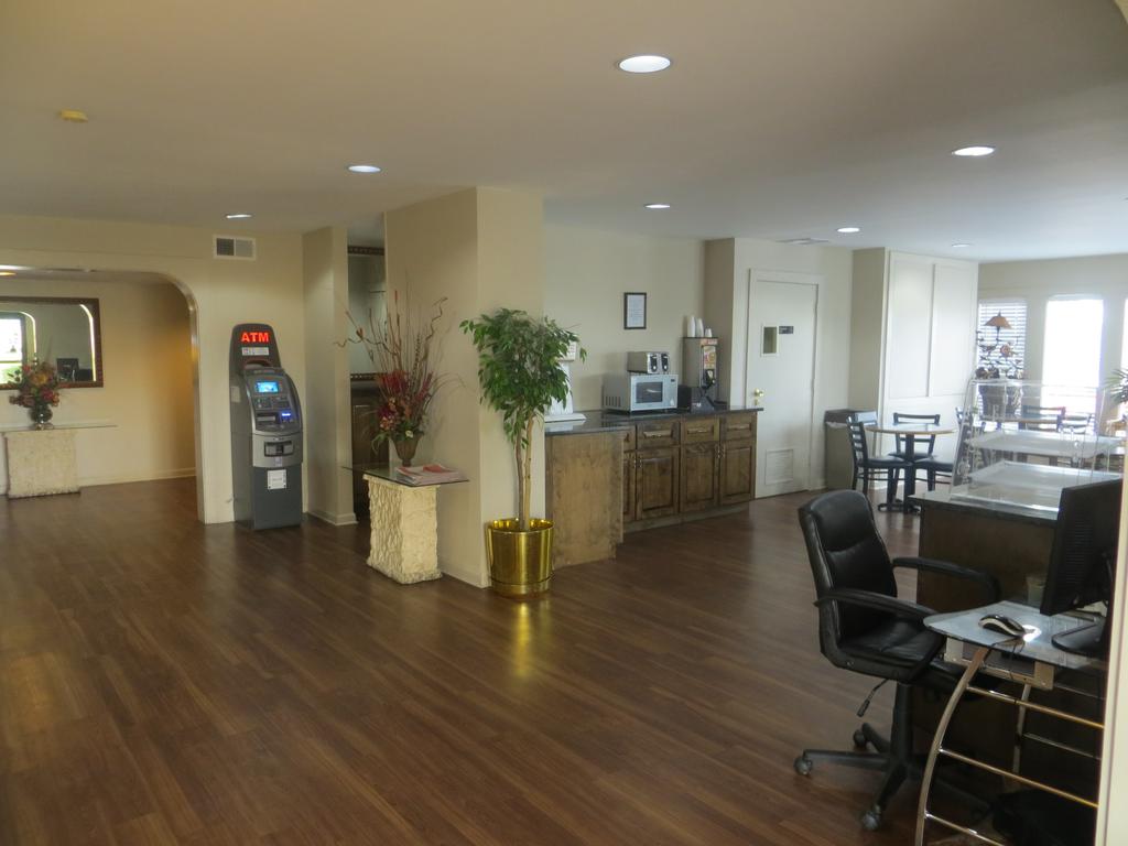Фото Americas Best Value Inn Austin University